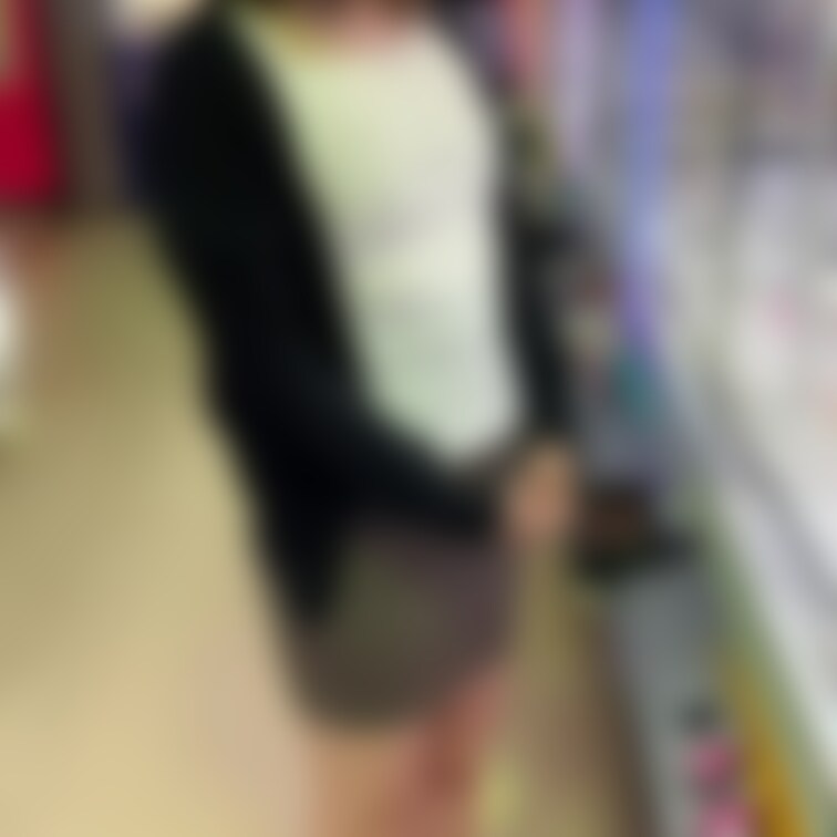 日頃は真面目なMILFがパンチラして尻を晒しておもらししてます😊