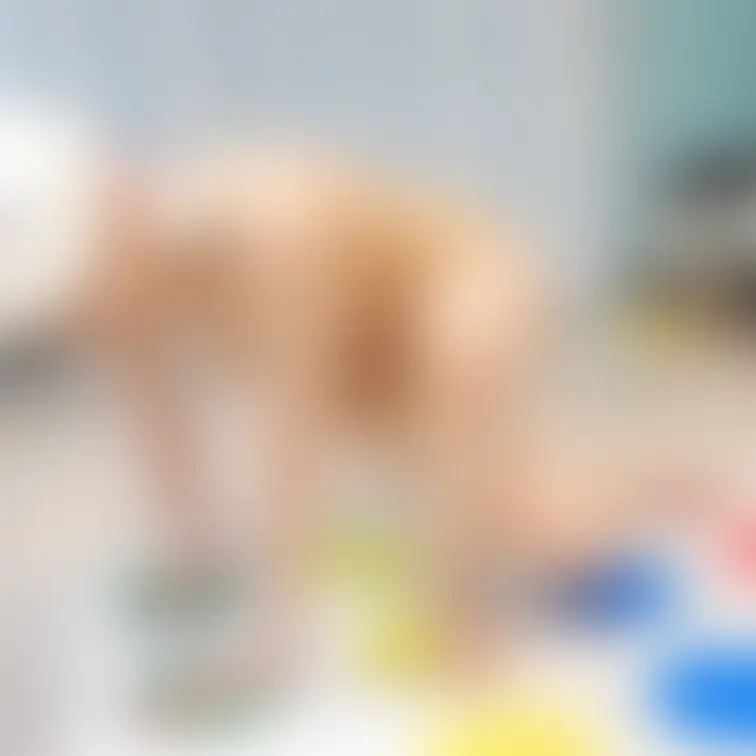 りこの豪邸全裸パーティーでの一コマ。一般参加男性の指示で一人ツイスターに挑みます。奇跡的にモザイクいらずの画像です。
