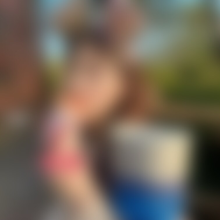 右上の「♡いいね」押してから見てくれると嬉しいです❣️
先輩とディズニー行った時の写真🤳
このチキン大好きなんだ