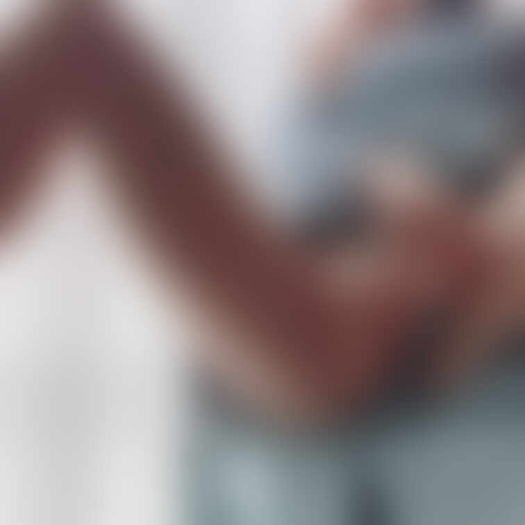 杏のアソコはパイパンおまんこだよ？ほら♡

帰国痴女なので無毛がマナーで育ってきたの。
でも最近は、陰毛ある方がエ