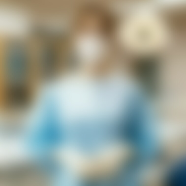 手術ガウンを着た美人歯科女医
