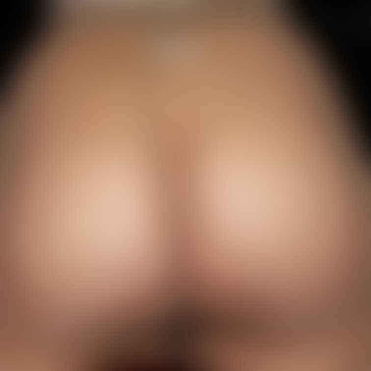 【極薄光沢ストッキングノーパン直穿き】
もっと応援プラン限定
画像：5枚

お尻接写とローアングルからのお尻です