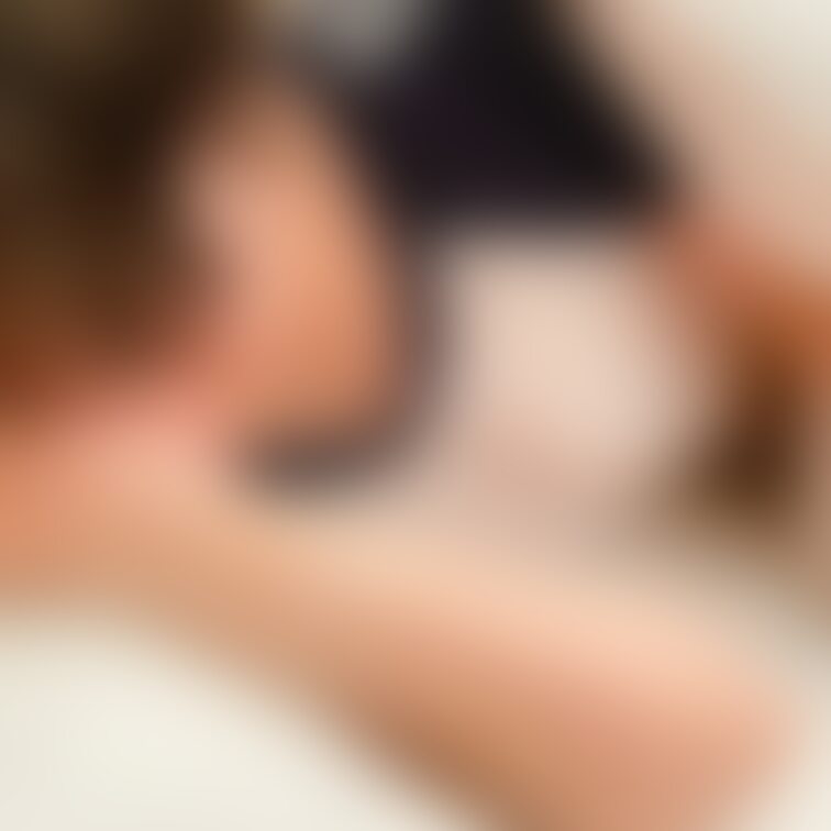 体操服着てえっちしちゃったときの写真です🤸
ツルツルの素材だからちくび服の上からたくさん責められて気持ち良すぎて何度も