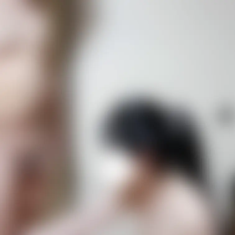 弥生の全裸パーティー兼公開撮影での一コマ。全裸になった男性参加者の股間を見つめる弥生です。こうした見せ合いっこは日常。