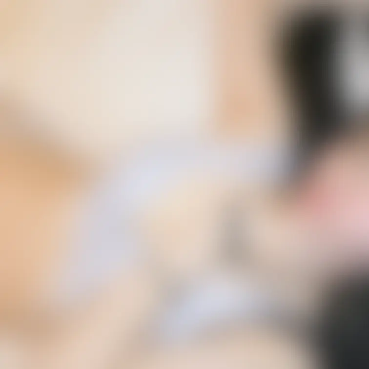 ベッドに押し倒されちゃって...🏩