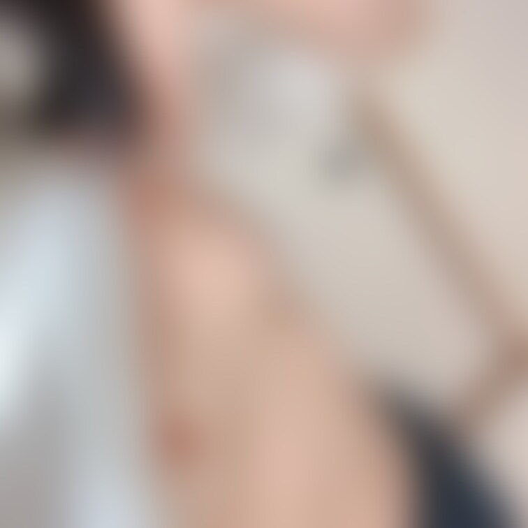 ちょっと触ってみる？💕最近はノーブラで過ごすことが多いので、服がめくれるとすぐに生乳がこんにちはしちゃいます🥺空腹時に撮
