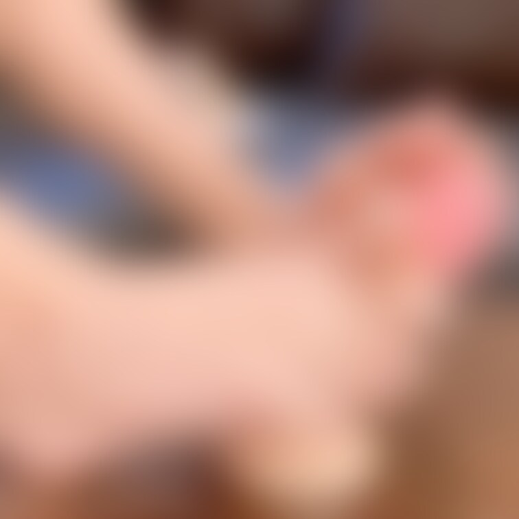 前回投稿の全身が見える足コキ動画のクローズアップ版の動画から写真をアップします！

前回の全身が見えるアングルの足コ