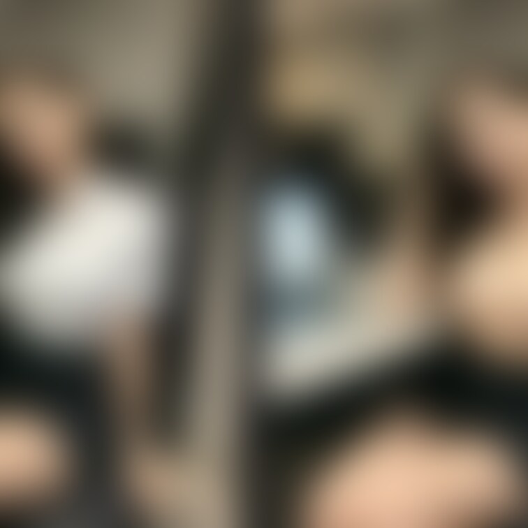 着衣と脱衣を並べた画像です。画像№187