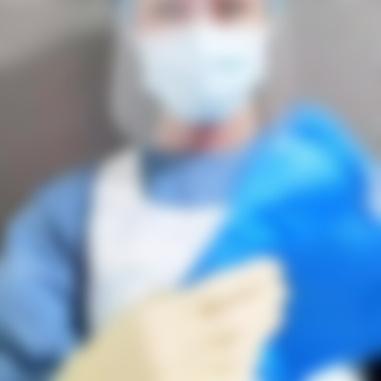 オペ着で袖付きゴム手袋装着
