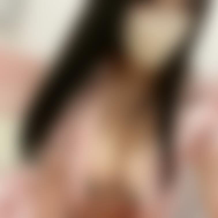 はだけたパジャマ姿です。連休の方もお仕事の方も、寒いのでお体ご自愛ください。明日も投稿します！