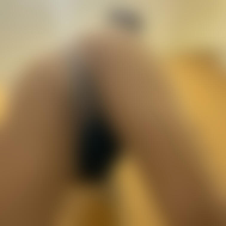 あと、後ろからの恥ずかしい自撮り🍑 非常階段で汗だくオナニーに夢中で、座ったからお尻のところが黒く汚れちゃってます💦