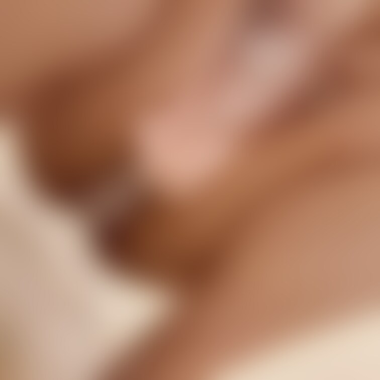 下着の上から指で触れるか触れないかで擦って焦らしてほしい