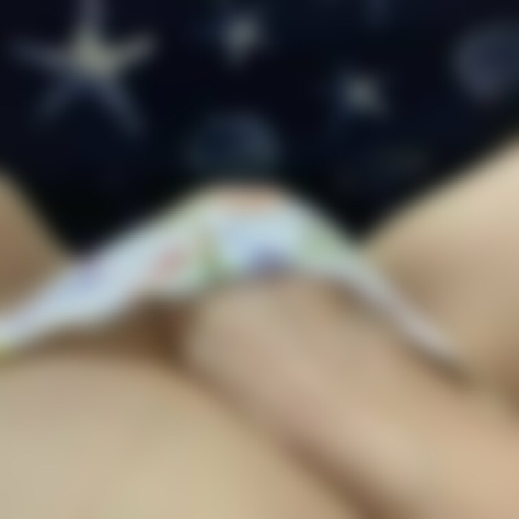 えっちな動画を見ながらクリクリ☺️