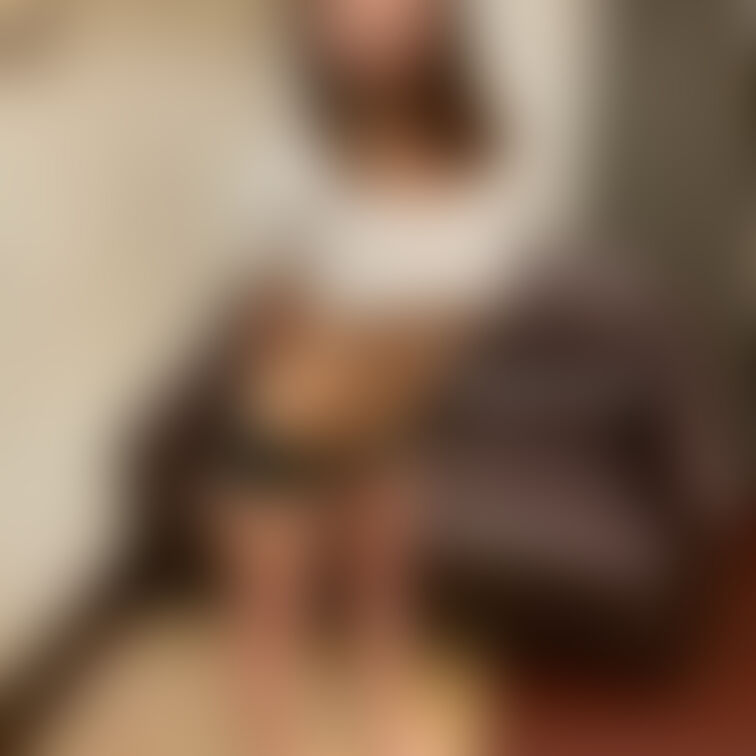 更新滞ってしまってすみません！
以前投稿したら好評だったので再度ショートパンツとエロシャツです笑
この角度がエロいと
