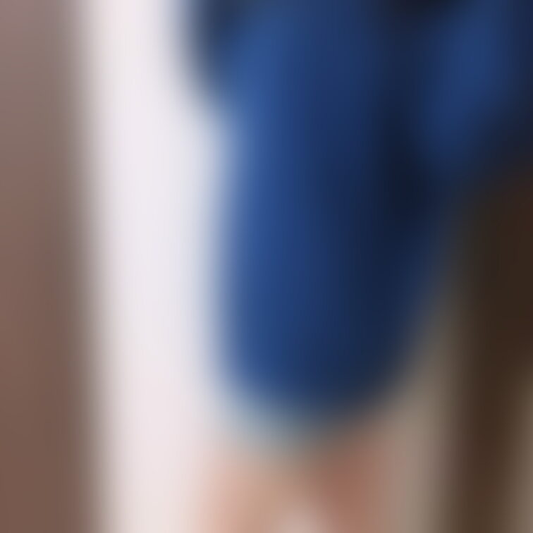 デニムのミニスカで前からチラッと👀