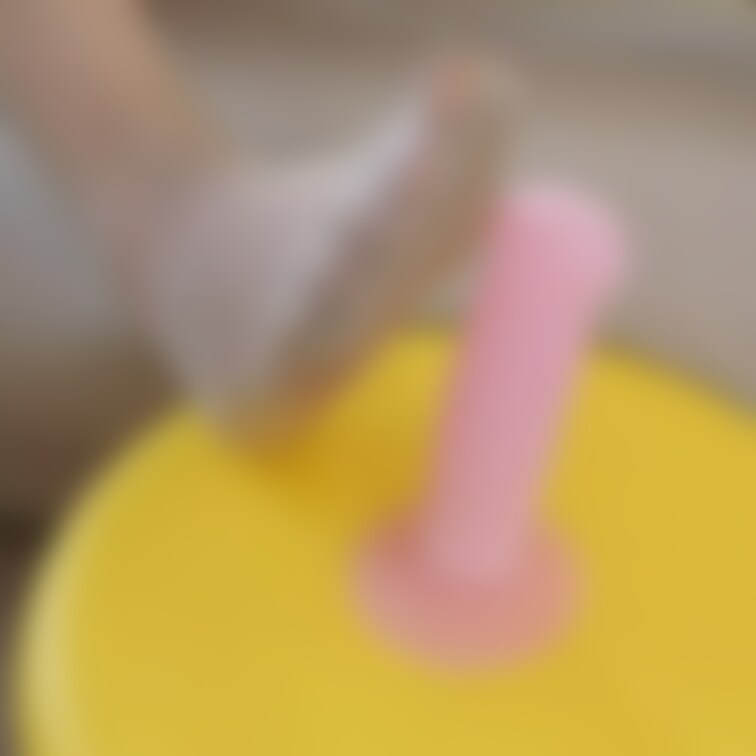 オモチャを使い、足コキする様子を自撮りしました。

足のアップとなっているので
足指や足裏をじっくり見ることができ