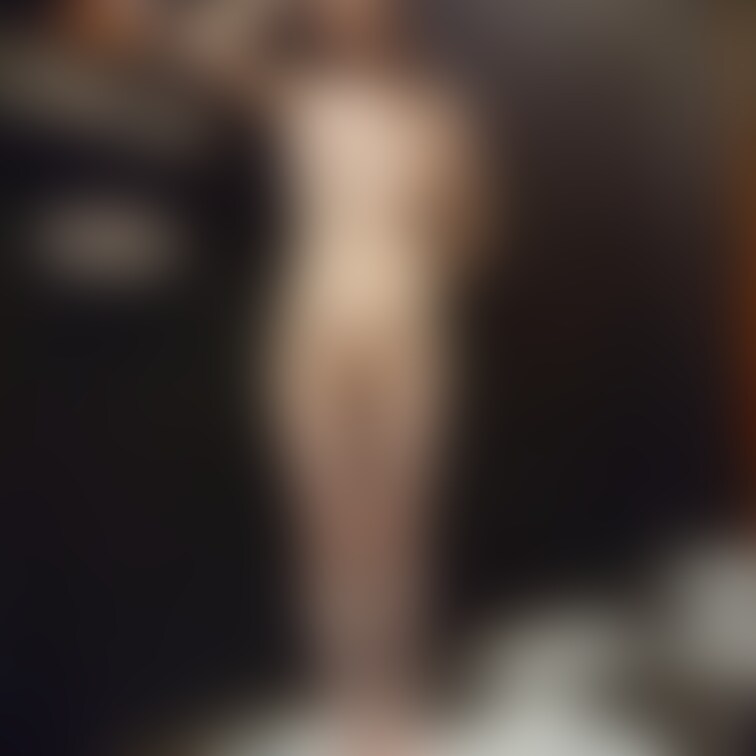 お顔薄ブラーでお届け👍
妻のエロ立ち姿💓
色白しっとり美肌です♪
暖かくなってきたので全裸で抱あって就寝始めました