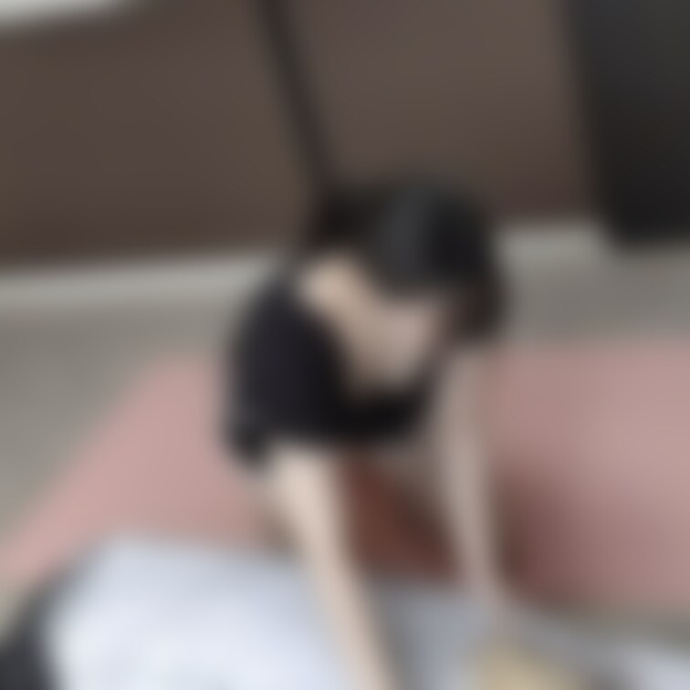無料ヨガ体験教室の先生の格好が際どくて…🧘‍♀️

教えてもらう時も胸元がチラチラ見えてどさくさに紛れて触られて🫣