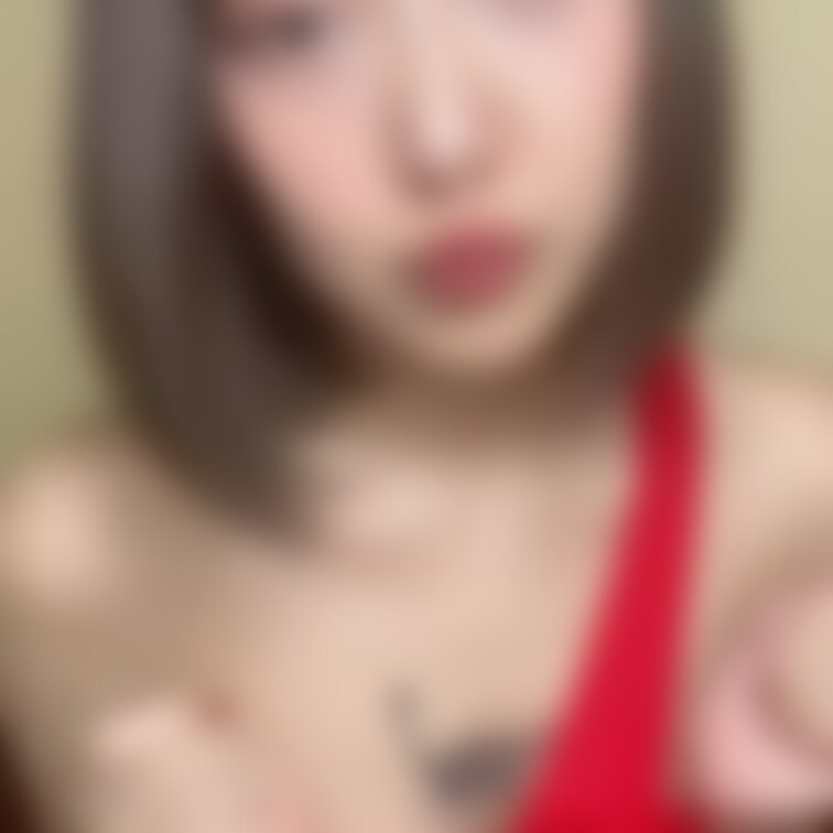 Twitterに乗せた動画の別バージョン❤️

赤のリボン解くと爆揺れ美乳が…🙌
