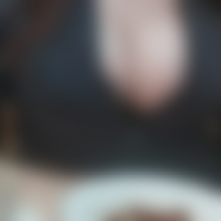 ドリンクバーに行く人に
見つからないように
乳首を出してプリン!