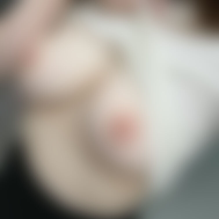 エレベーターの中で苦しそうなおっぱいを解放してあげました...💦

「無加工のおっぱいが好き！」

という方はぜ