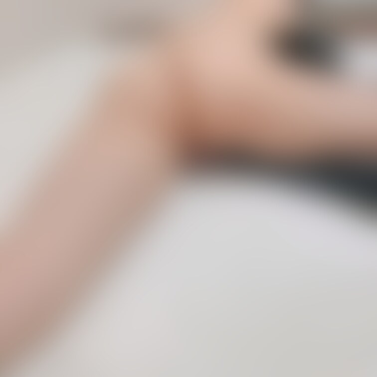 全裸で毛布に包まる私です🥺

【みみからのお願い💕】 
えっちだと思ってくれた方は 
写真下の♡印をポチッとして