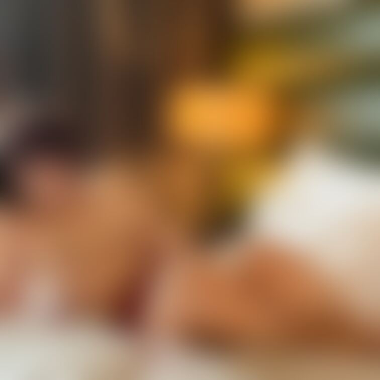 やだぁ、、、朝からぁ、、
乳首、、立っちゃってるぅ。。