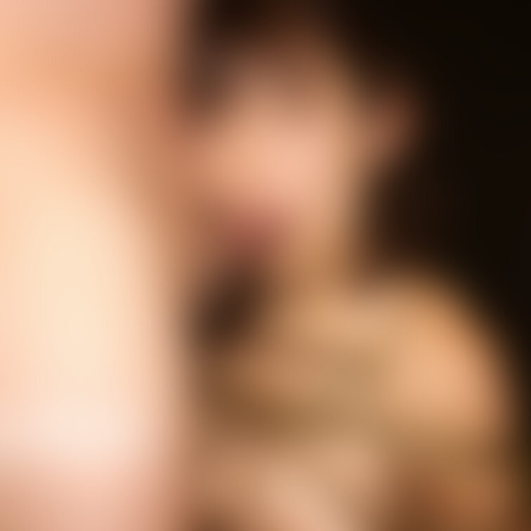単独さんもしっかりと表情を見せつけるように髪をかきあげて見せつけてきます。