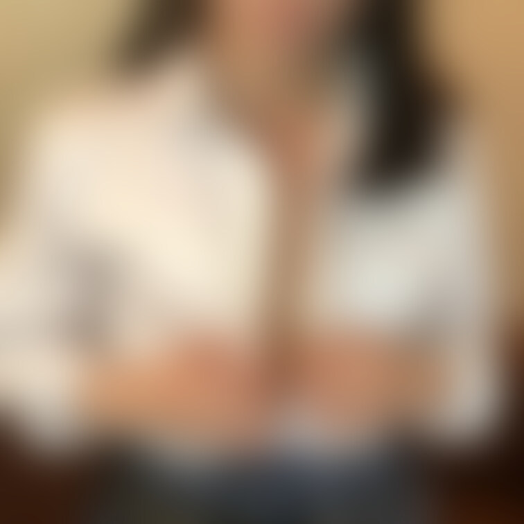 生徒No2 こはるちゃん 21歳
 
毎日少しずつ制服脱いでいきます！2️⃣日目
 
恥ずかしそうにシャツを👚