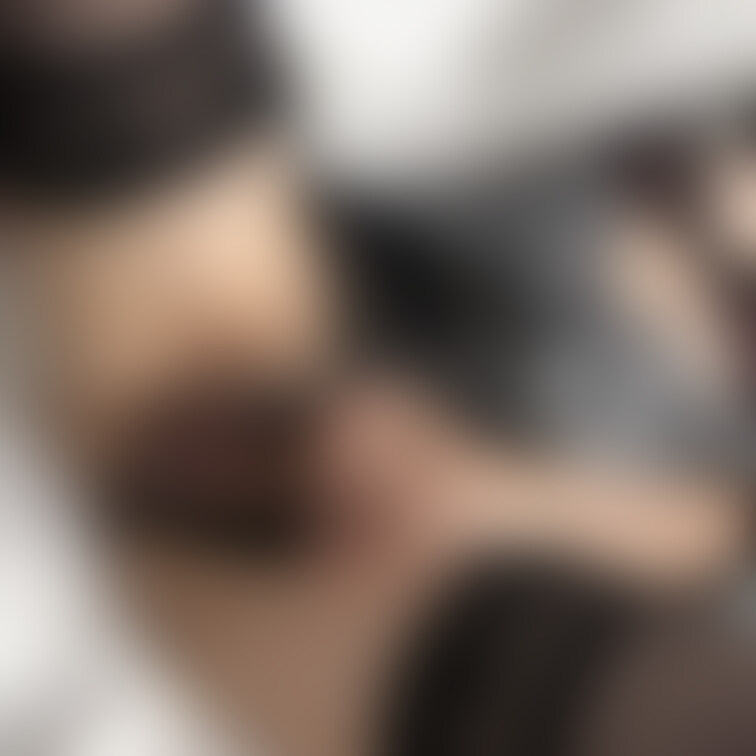 深夜におま●こ見せたくなっちゃう人妻です💕
りこのとろとろのアソコ舐めたい?