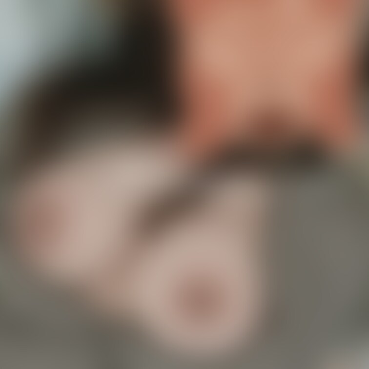 ベッドに押し倒されちゃった…♡
好きにしていいよ🥺？
