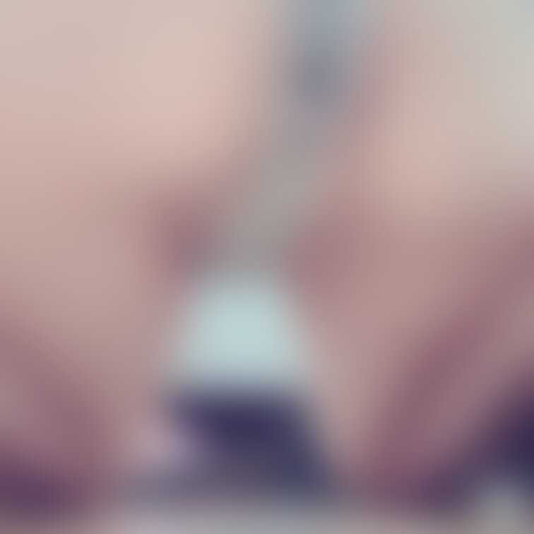 あなるにガラスプラグ入ってます☺️
パンティで隠そうとしてもはみ出してしまいます…💟
もっとずらして見たいですか