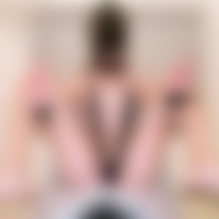 画面マスク【恥ずかしがりながらも卑猥なポーズ🔞】をご覧ください。画面マスク×ハイレグ×○○○束好きな妻です。☺️今晩のお