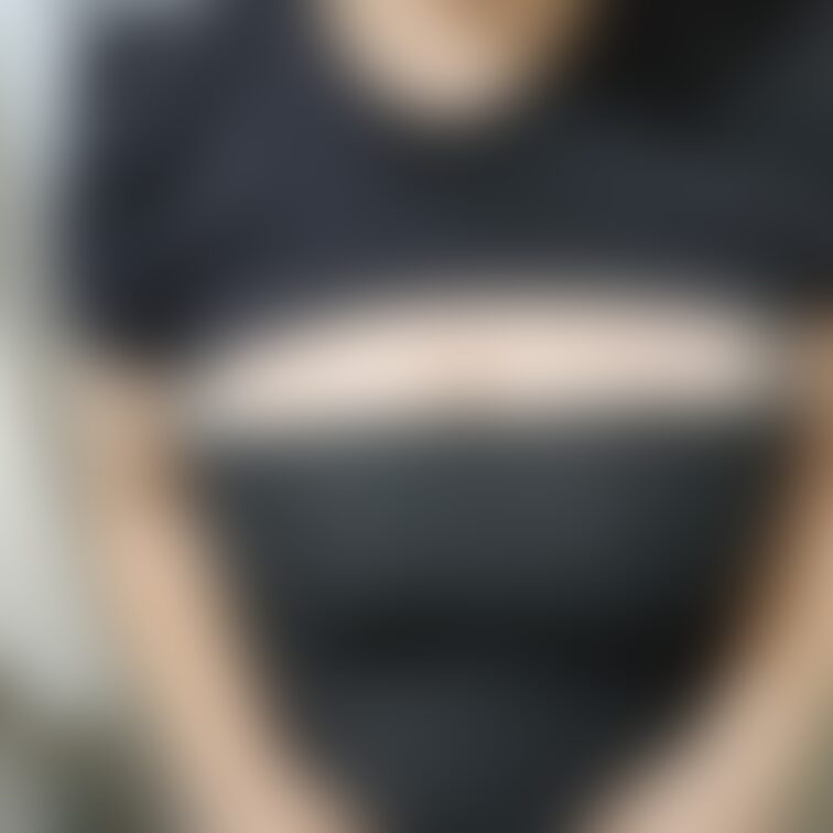 ブラからお乳が解放されて乳首がたっちゃいました🤫