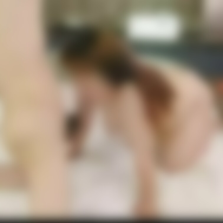 この姿勢で30分くらい舐めてました。さすがにアゴが疲れたけどシーツにシミができるくらい濡れてしまいました。最後はこのまま