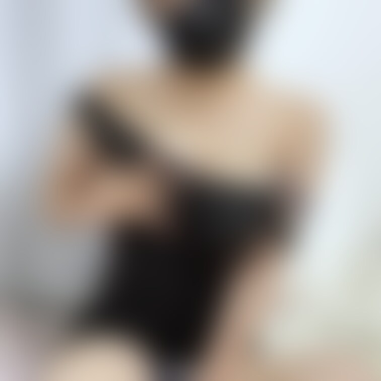 今晩はショートヘアバージョンの私のエッチな動画がみれます。この服はおっぱい揉みやすかったです。いつも優しいメッセージあり