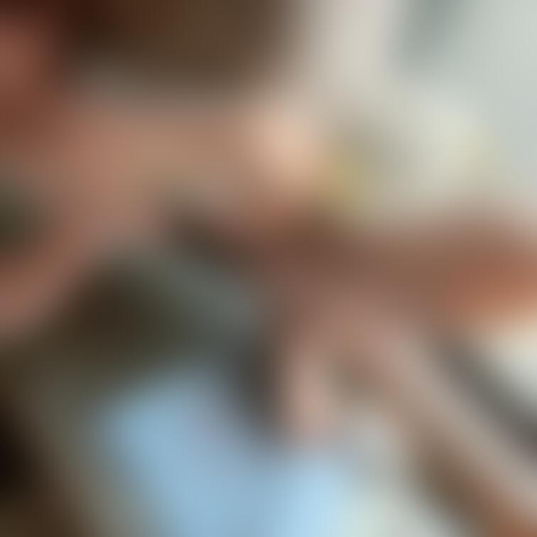 蹲踞(そんきょ)してパンチラ♥
お腹のムニムニお肉やヘソ好きな子いるかな？♥