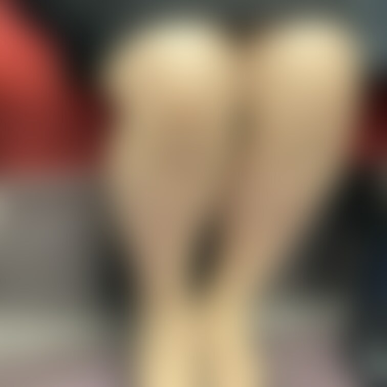 ベージュパンスト脚