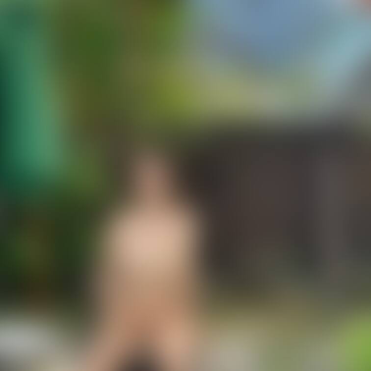 授乳中のマイクロビキニとトップレスです。
