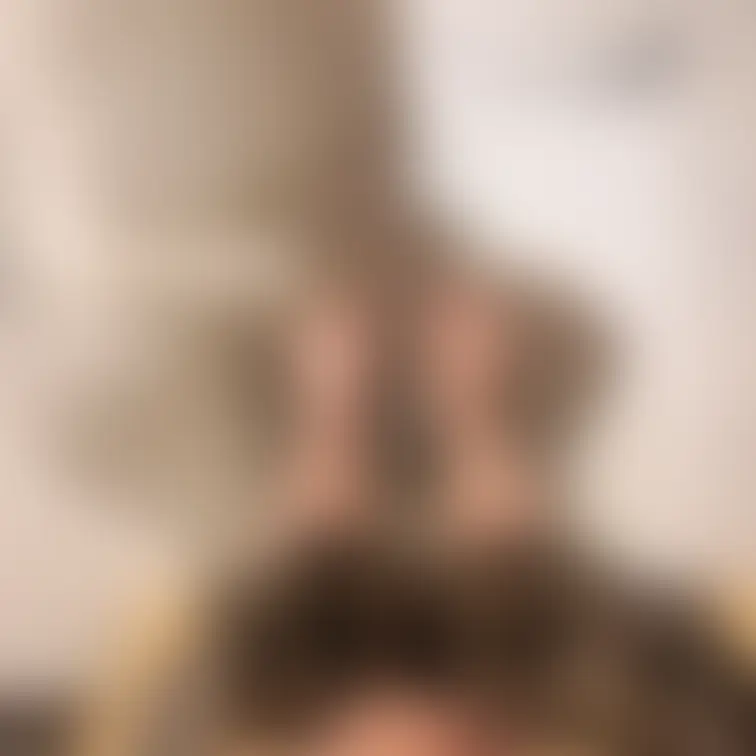 おトイレ順番待ち・・・

間に合わなかった女子学生・・・

黄色いおしっこが、ドアの向こう側にもたくさん流れてし