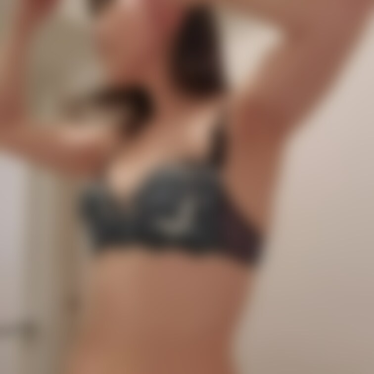 下着姿でメイク直し

いつもの何気ない様子💄👄✨