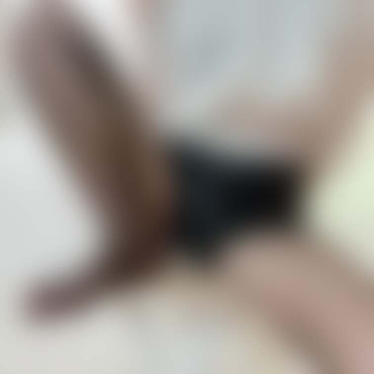 レザーパンツと黒ストッキングでおきゅいん!
ショーパンの裾から見えるのって好き?
