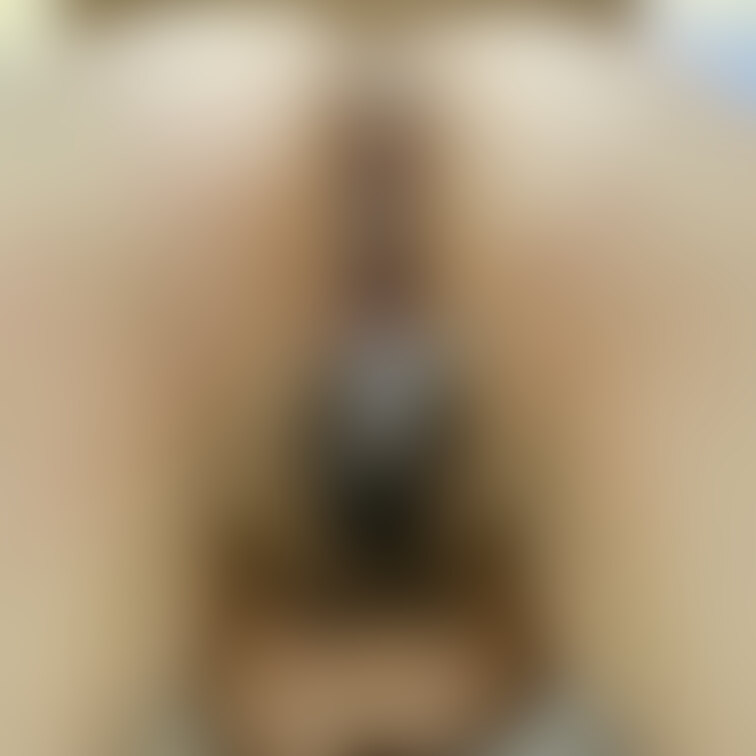 連続で8回も中に出してもらったので、お尻を突き出したまま○○○してしまいました。
大きいひとばかりでオマ●コの穴は