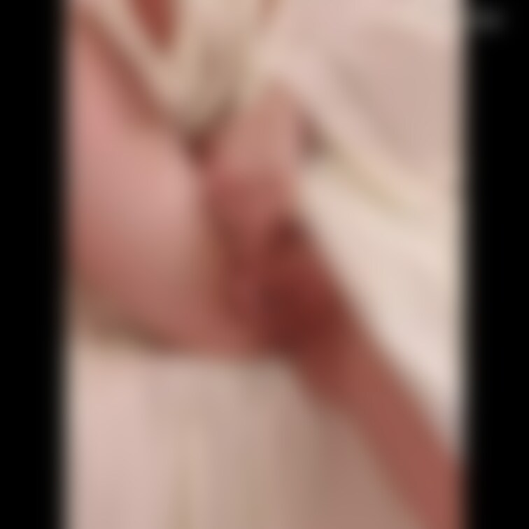 片脚あげてバイブ当てオナ🍌💘
ちっちゃなバイブが激しく動いて即イキ💦🥺