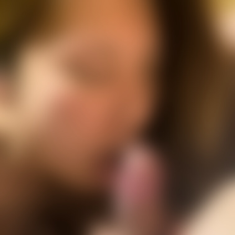 亀頭の裏チロチロいやらしく舌で舐める嫁のフェラ💦
