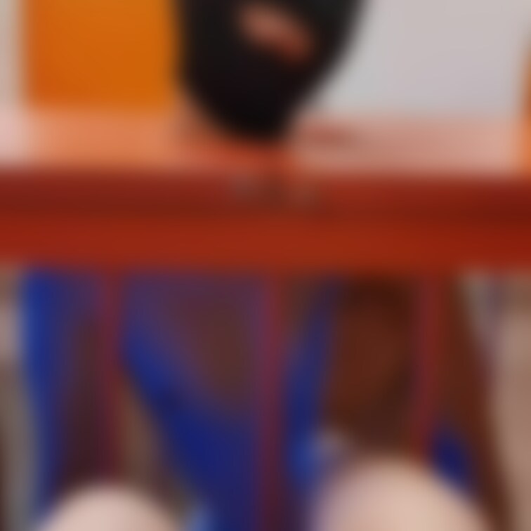 足でこちょこちょ乳首責め
