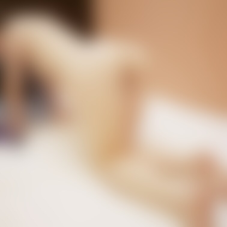 綺麗なお尻を突き出すと丸見えに。濡れ濡れで簡単に指が入っちゃいます。