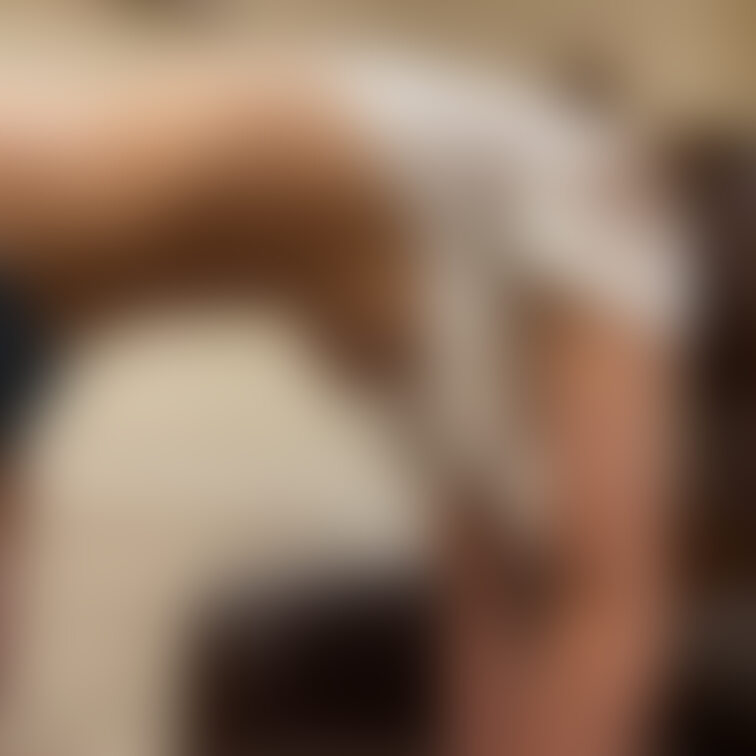 この体勢だとおっぱいとお腹が綺麗に見える説笑
お腹周りはよく褒められるので自慢です!
