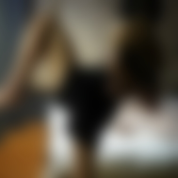 片脚上げ。シンプルだけど一番エロい高さ角度を探している。