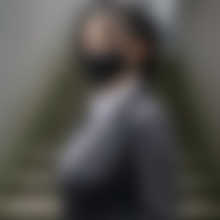 脱ぎNGでしたが、スーツが似合う女の子を撮れました！クールな目線(  ´ω`)